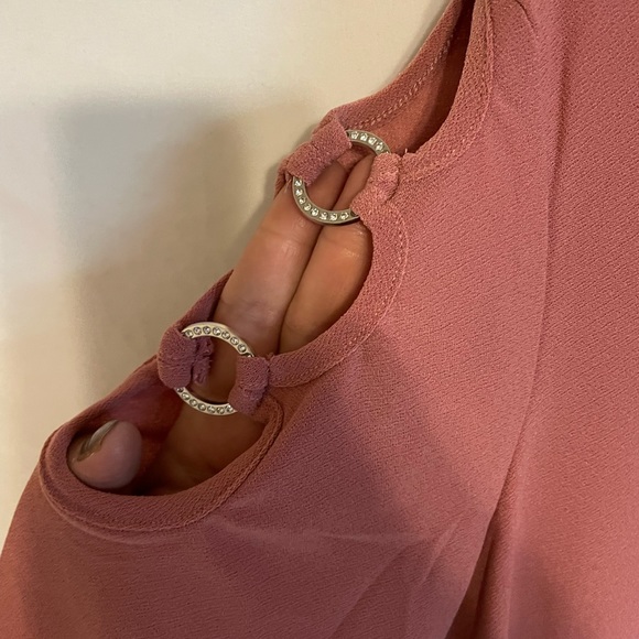 NWT 89th & Madison Women’s size L blouse with open shoulders 😍🤩 - Picture 3 of 4